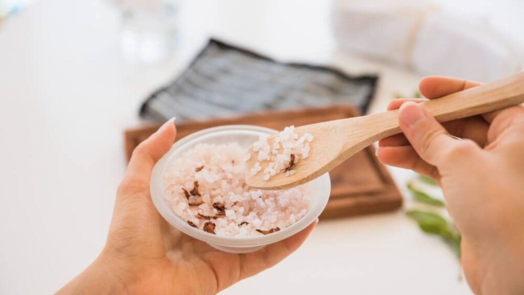 How to Use Pink Himalayan Salt for Daily Hydration - Sobaan Salts